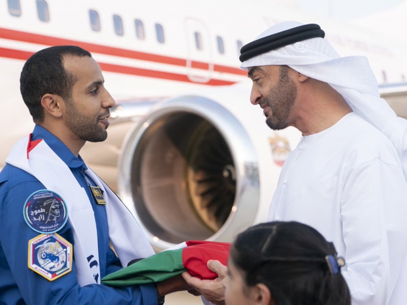 فيديو يوثق لحظة استقبال محمد بن زايد لهزاع المنصوري وسلطان النيادي لدى وصولهما الإمارات
